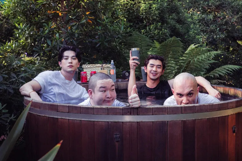 Chen Bolin's Heavenly Experience in New Zealand! Outdoor Hot Springs Photos Revealed