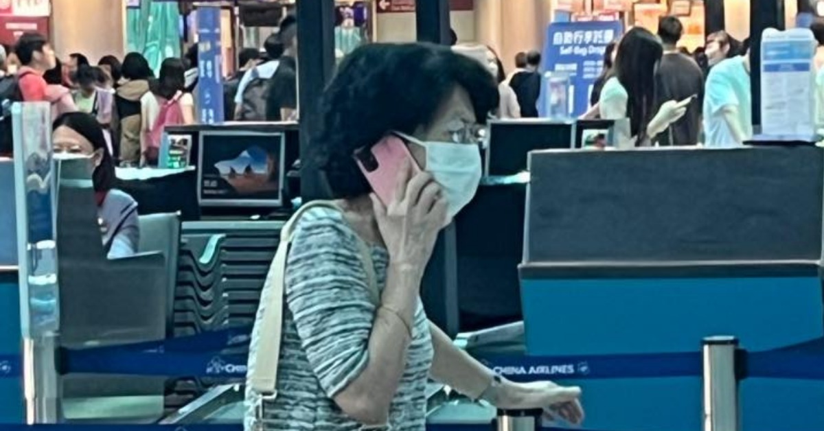 陳佩琪與長子現身桃機 兩人互動引發網友好奇