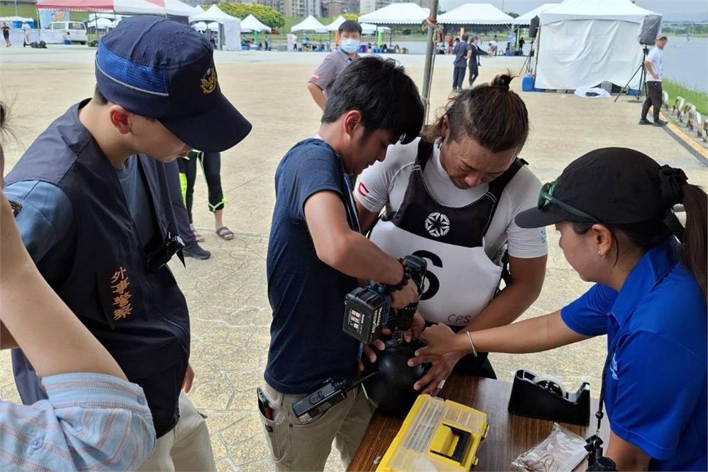 世壯運日本選手頭盔故障 蘆洲警方迅速協助改造